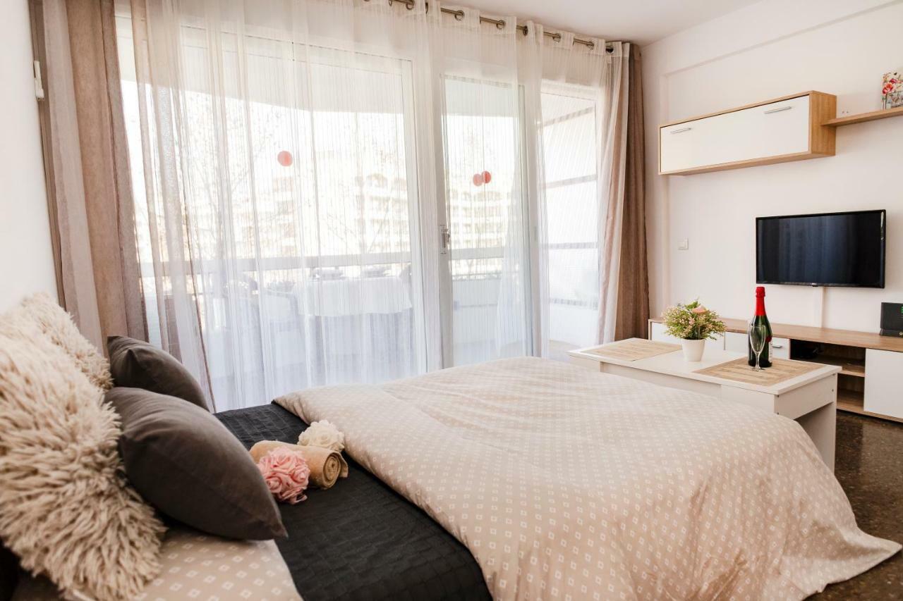 Anne Apartment Салоу Екстериор снимка