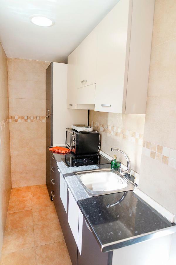 Anne Apartment Салоу Екстериор снимка