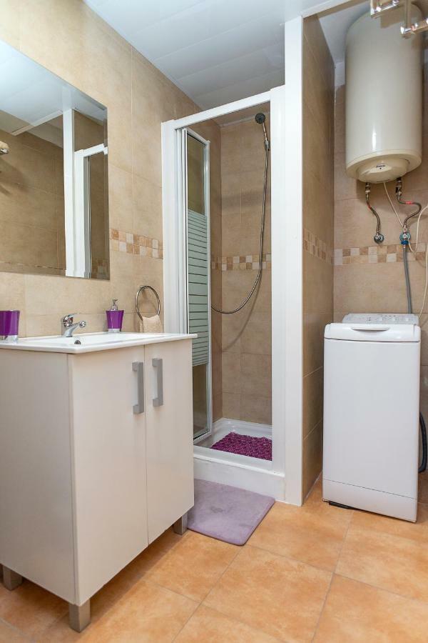 Anne Apartment Салоу Екстериор снимка