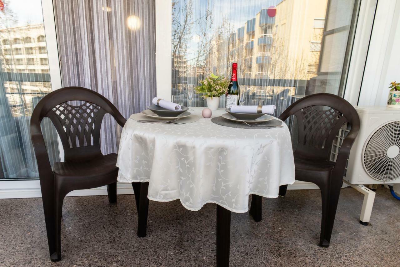 Anne Apartment Салоу Екстериор снимка