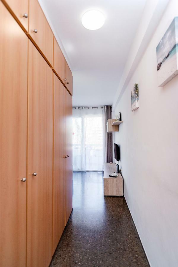 Anne Apartment Салоу Екстериор снимка